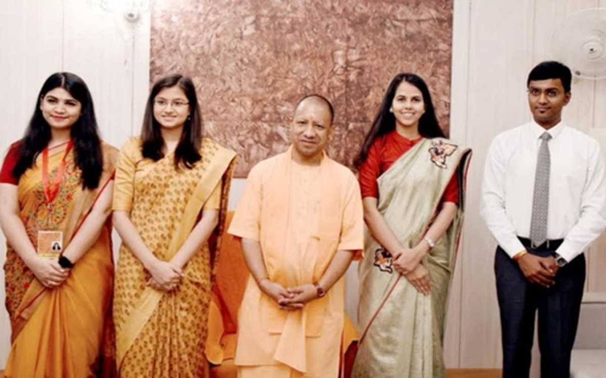 मुख्यमंत्री योगी ने सिविल सेवा परीक्षा-2022 में सफलता प्राप्त करने वाले अभ्यर्थियों को किया सम्मानित